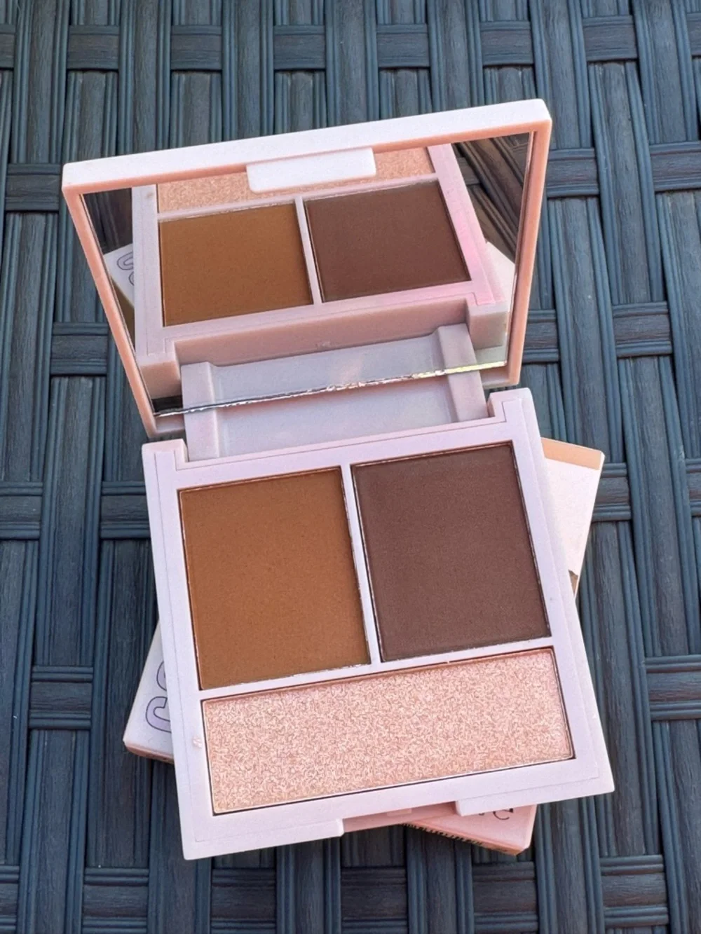 Revolution Contour Powder Compact - bronzer & highlight